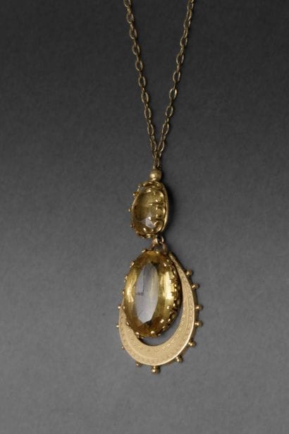 Collier composé d'une chaîne en métal doré...