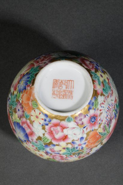 CHINA - 20th century
Small, egg-shaped porcelain...
