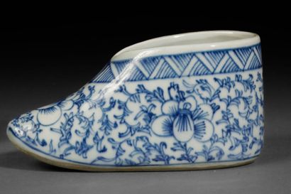 CHINA - 20th century
Pair of white and blue...