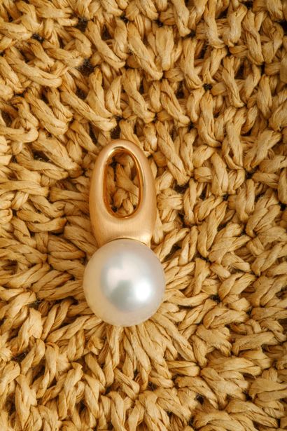 In the Cartier style
Oval pendant in brushed...