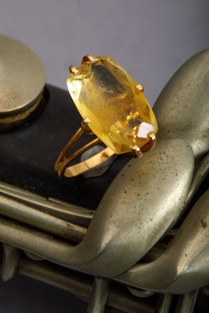 Bague en or jaune 750 millièmes (poinçon...