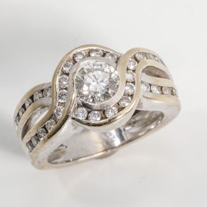750 white gold ring (Eagle head hallmark)...