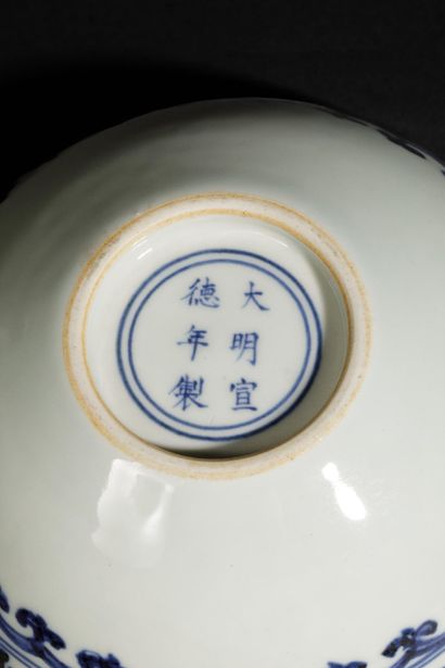 CHINA - 20th century
Porcelain bowl decorated...