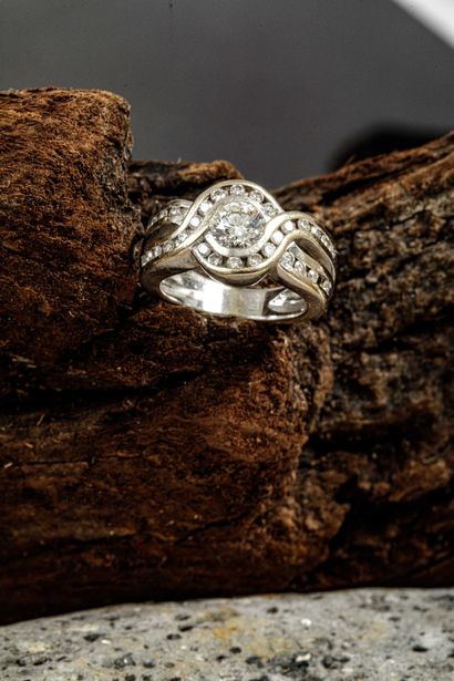 750 white gold ring (Eagle head hallmark)...