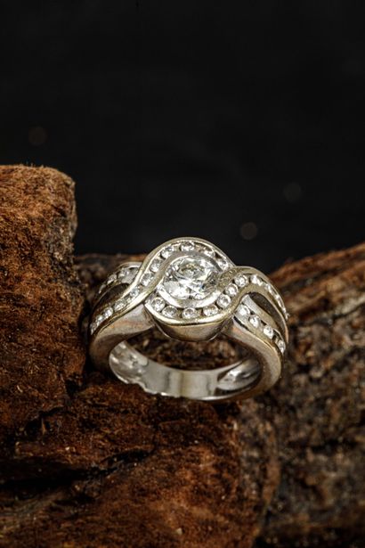 750 white gold ring (Eagle head hallmark)...