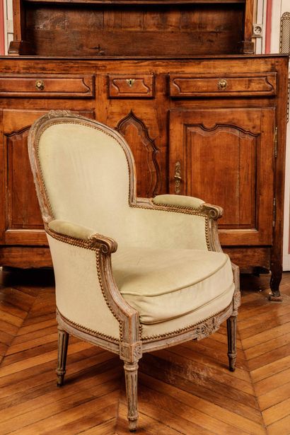 Bergère en bois mouluré et sculpté le dossier...