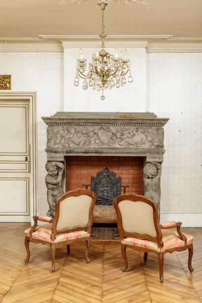 Pair of Queen-style armchairs in molded and...