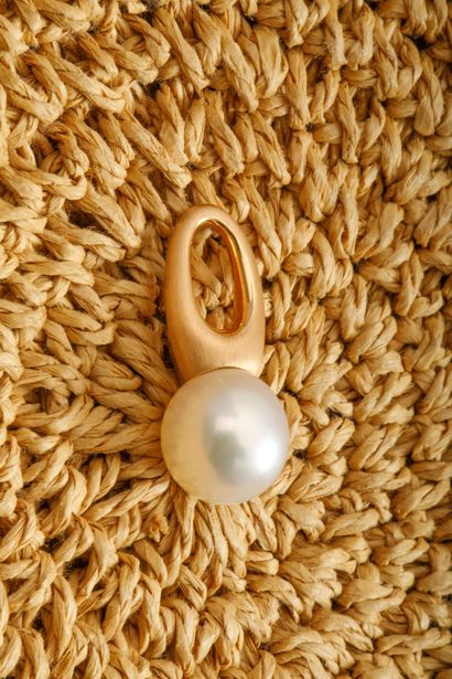 In the Cartier style
Oval pendant in brushed...