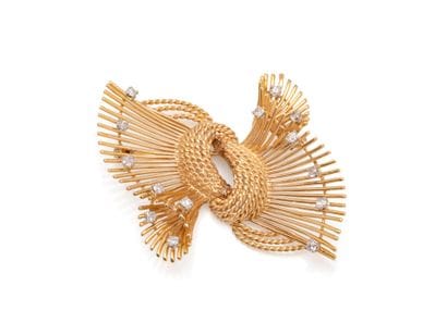 Brooch made of twisted 750 gold wire and...