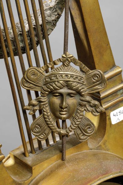 Pendule lyre en bronze doré et marbre vert...