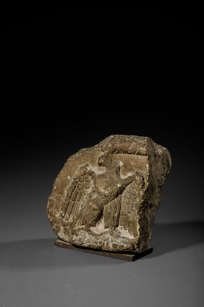 Fragment de pierre taillée à l'effigie d'un...