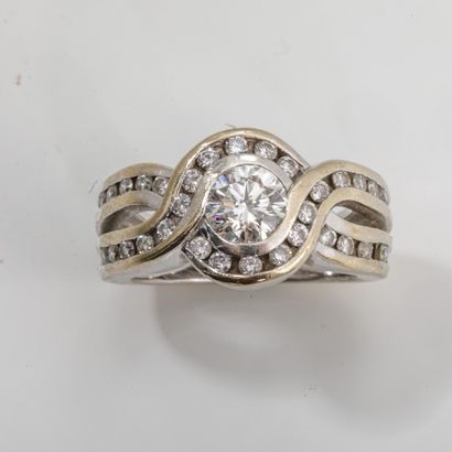 750 white gold ring (Eagle head hallmark)...
