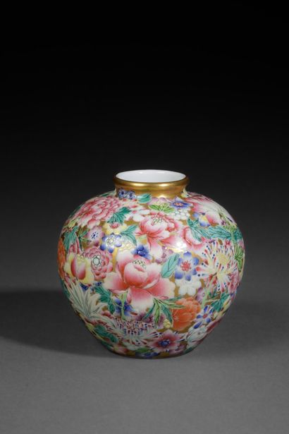 CHINA - 20th century
Small, egg-shaped porcelain...