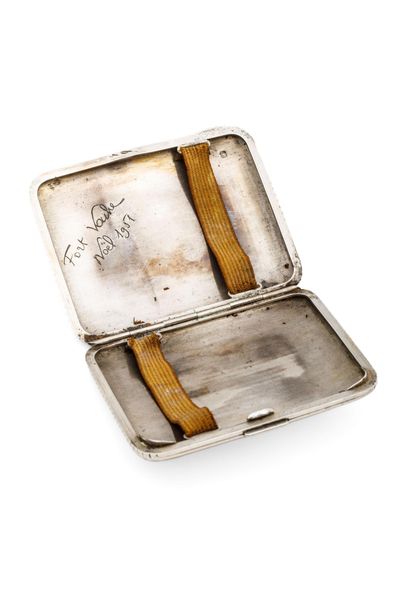 Boite à cigarettes.
Argent à la minerve.
Gravée...
