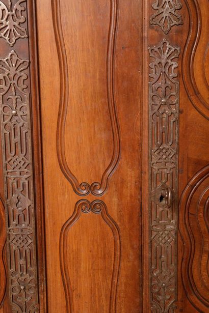 Importante armoire de mariage provençale...