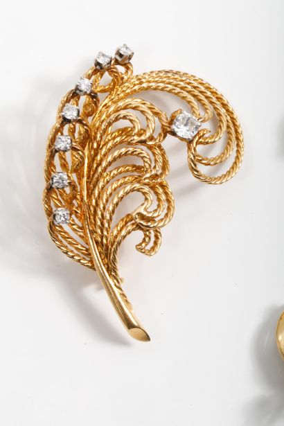 A set made of 750-thousandth gold (twisted)...