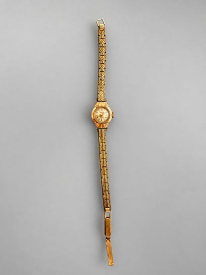 Features a 750-thousandths yellow gold dial...