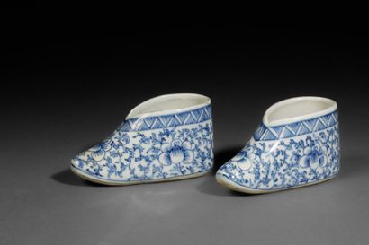 CHINA - 20th century
Pair of white and blue...