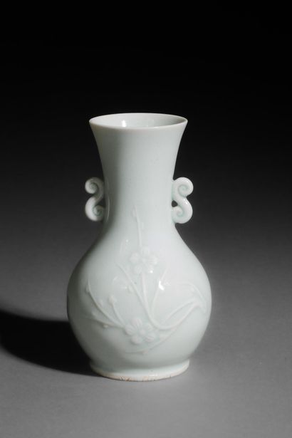CHINA - 20th century
Small sky-blue glazed...
