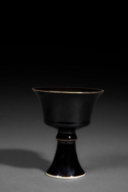 CHINA - 20th century
Black-glazed porcelain...