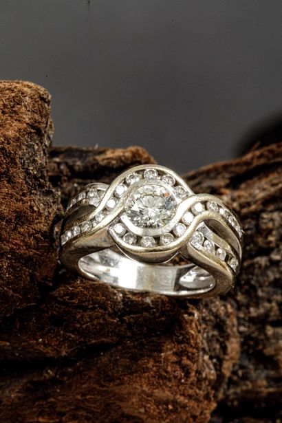 750 white gold ring (Eagle head hallmark)...