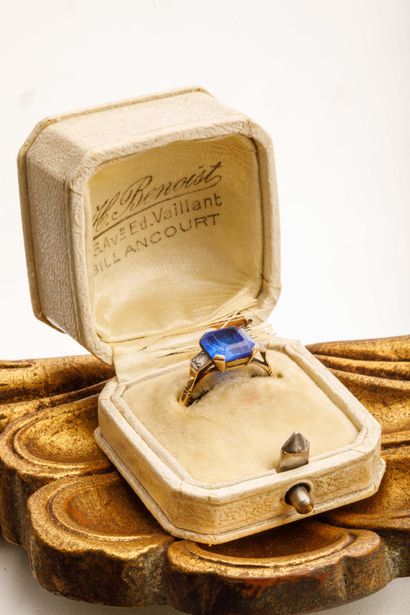 Bague en or jaune et or gris serti d'une...
