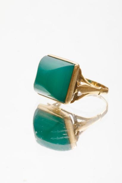 Bague en or jaune 750 millièmes ornée d'un...