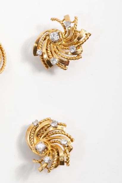 A set made of 750-thousandth gold (twisted)...