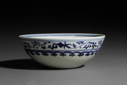 CHINA - 20th century
Porcelain bowl decorated...