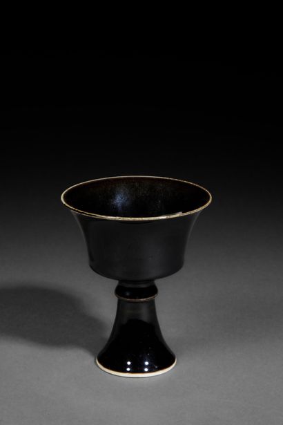 CHINA - 20th century
Black-glazed porcelain...