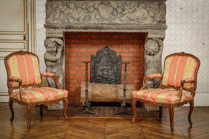 Pair of Queen-style armchairs in molded and...