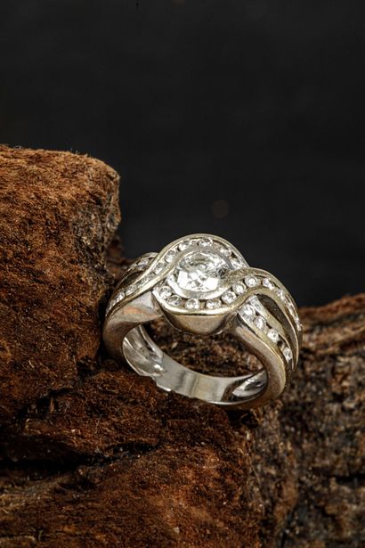 750 white gold ring (Eagle head hallmark)...