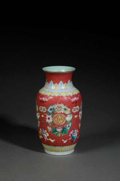 CHINA - 20th century
Vase with a pink base...