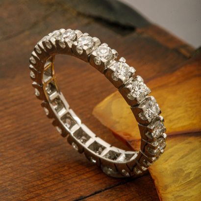 American wedding band in white gold and diamonds
TDD:...