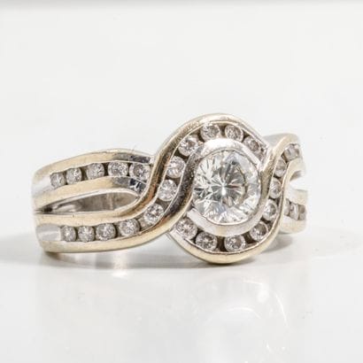 750 white gold ring (Eagle head hallmark)...