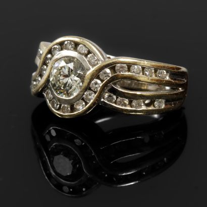 750 white gold ring (Eagle head hallmark)...