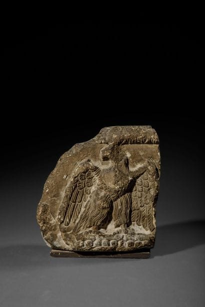 Fragment de pierre taillée à l'effigie d'un...