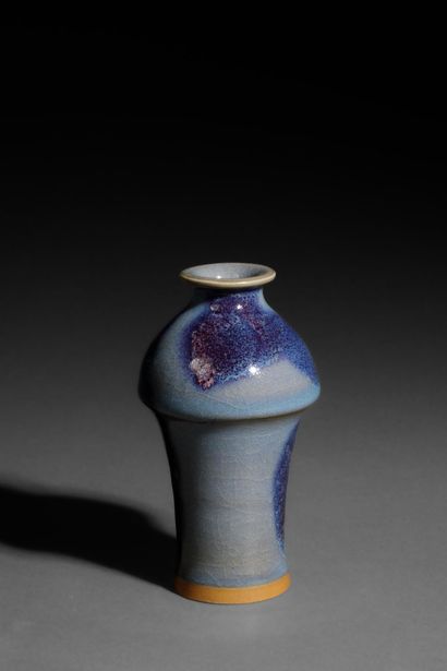 CHINA, 19th century
Jun Yao-style bottle...