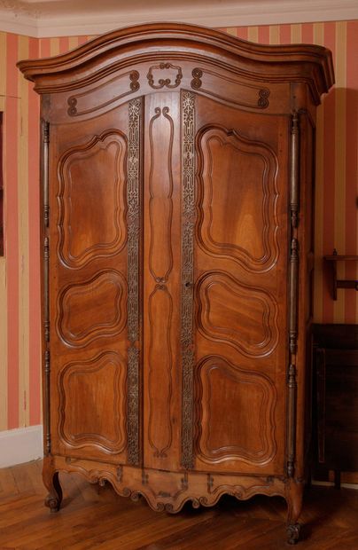 Importante armoire de mariage provençale...