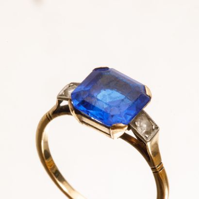 Bague en or jaune et or gris serti d'une...