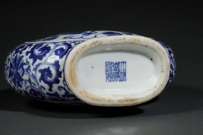 CHINA - 20th century
White porcelain gourd...