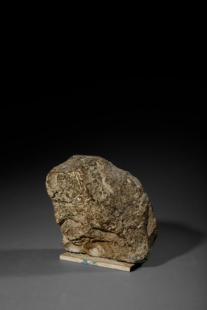Fragment de pierre taillée à l'effigie d'un...