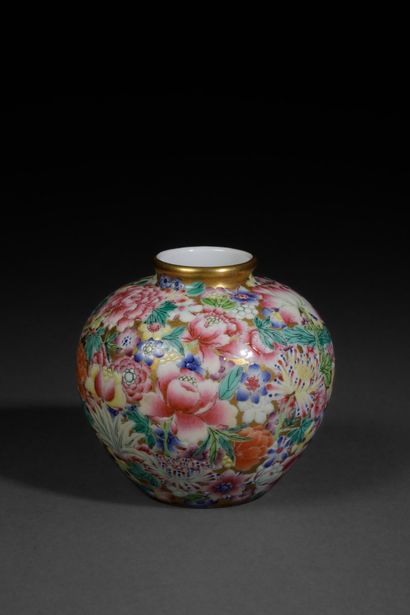 CHINA - 20th century
Small, egg-shaped porcelain...
