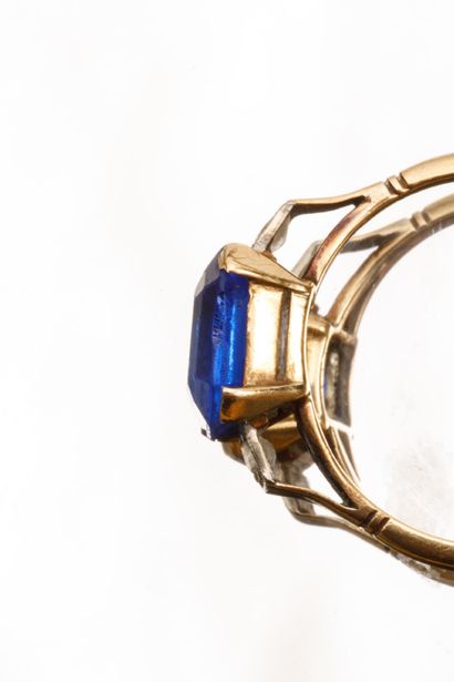 Bague en or jaune et or gris serti d'une...
