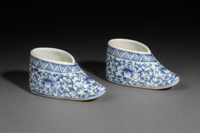 CHINA - 20th century
Pair of white and blue...