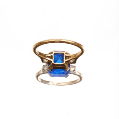 Bague en or jaune et or gris serti d'une...