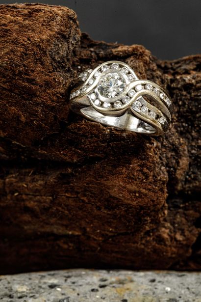 750 white gold ring (Eagle head hallmark)...
