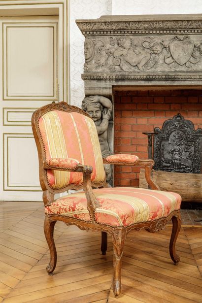 Pair of Queen-style armchairs in molded and...