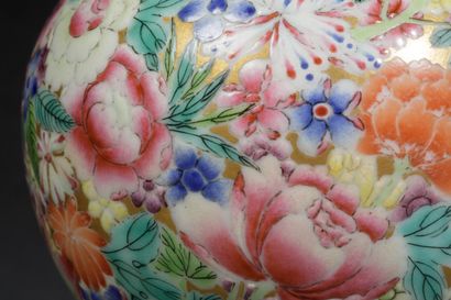 CHINA - 20th century
Small, egg-shaped porcelain...