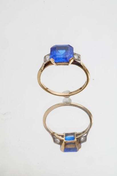 Bague en or jaune et or gris serti d'une...